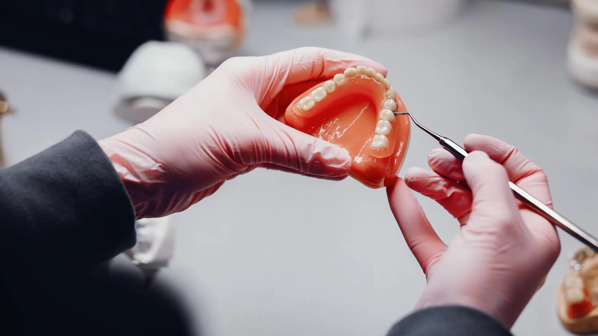 Odontólogo ajustando la base de una prótesis dental removible