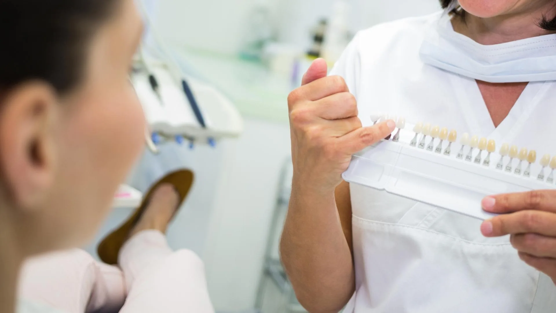 Selección del tono dental con guía de color para el diseño de sonrisa